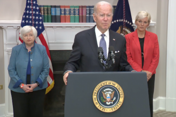 Biden advierte a las empresas petroleras que buscará impuestos sobre las ganancias "inesperadas"