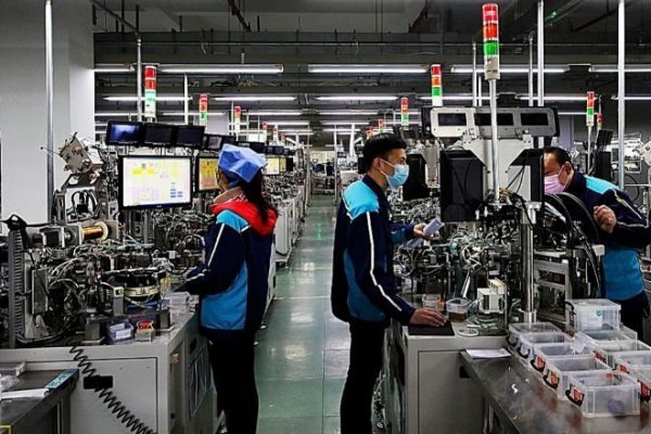 La producción fabril de Asia se debilita por desaceleración mundial y restricciones por Covid en China