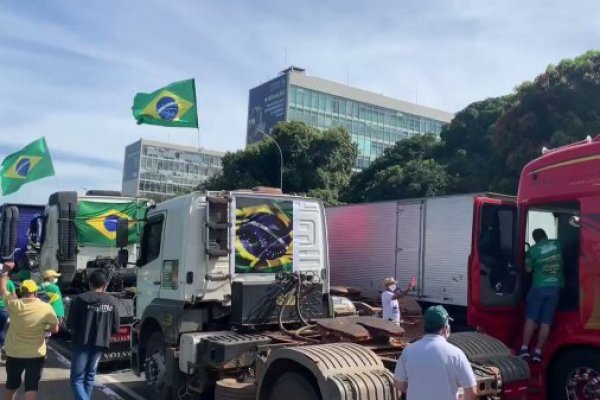 <p>Bloqueos de camiones y silencio de Bolsonaro marcan las jornadas de Brasil tras elecciones</p>