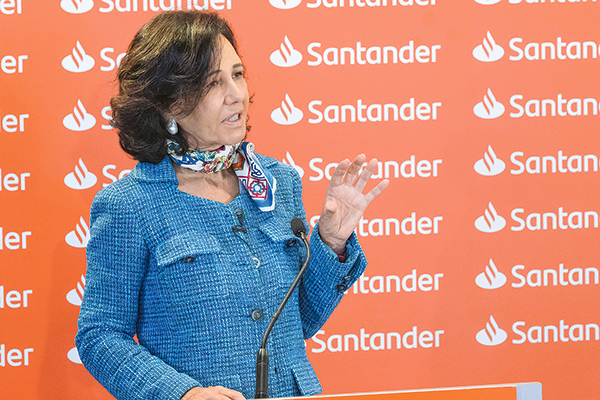 Santander se prepara al desembarco del nuevo CEO global y Ana Botín raya la cancha con su visión del escenario macro y perfil de nuevos empleados