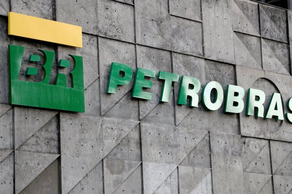 <p>Petrobras reparte dividendos récord por US$ 25.500 millones y desata tormenta política a días del inicio de gobierno de Lula en Brasil</p>