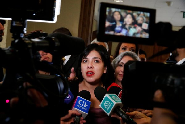 Karol Cariola acusa “misoginia, anticomunismo y violencia política” y apunta a la DC y al PDG