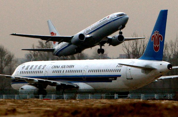 <p>China prepara plan para poner fin a suspensiones de vuelos con Covid, en señal de alivio a duras medidas</p>