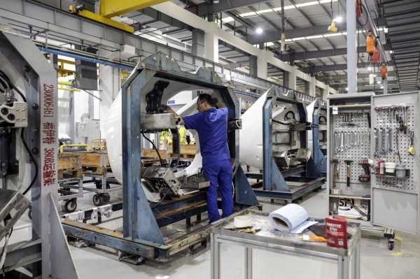 El PMI compuesto de Eurozona se sitúa por encima de lo previsto​​​, pero de todos modos registra una contracción