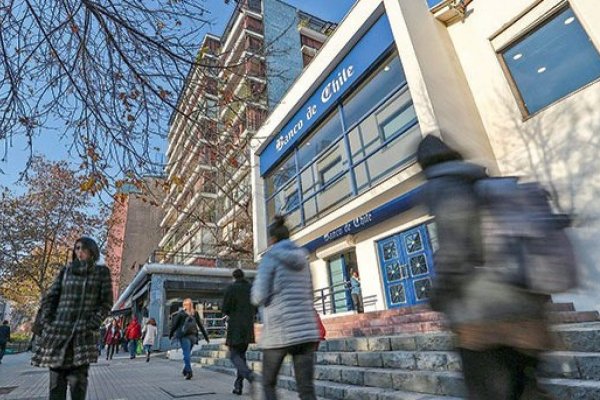 <p>Banco de Chile: “Los próximos seis meses serán probablemente críticos en términos de la evolución de la economía”</p>