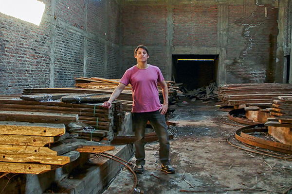 Emprendimiento social trabaja con recintos penitenciarios para fabricar productos de madera reciclada