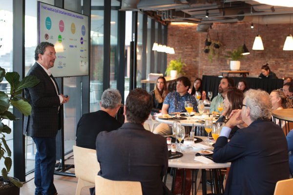 Las reflexiones de expertos/as en primer conversatorio Total Brands 2022.