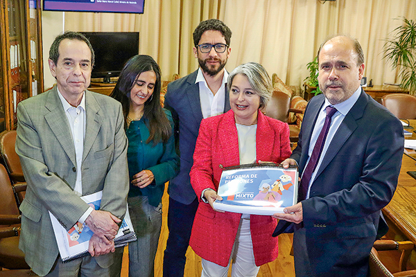 Gobierno defiende reforma previsional en el Congreso y explica beneficios de separar industria de AFP
