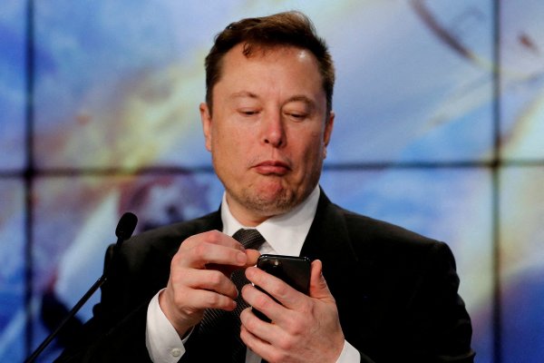 Musk vende otra fortuna en acciones de Tesla después de comprar Twitter, una plataforma que está perdiendo dinero