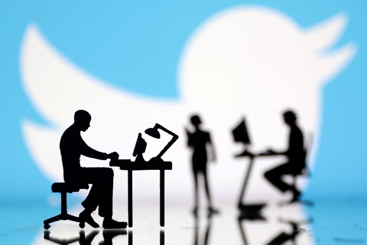 <p>Renuncia jefe de seguridad de Twitter mientras aumentan las empresas que ponen en pausa su avisaje</p>