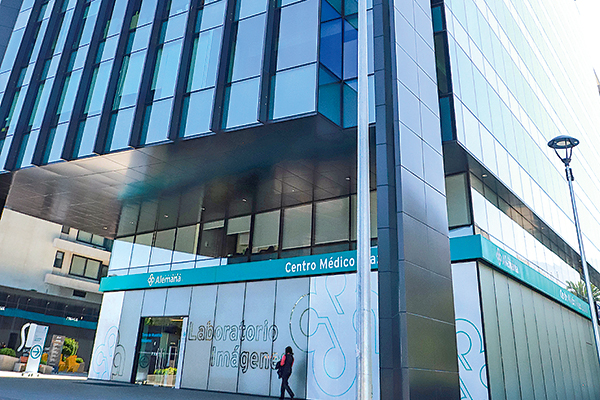 Clínica Alemana lanza centro médico en Plaza Egaña y avanza obras en Chicureo y La Dehesa, pero detiene sus grandes inversiones en 2023