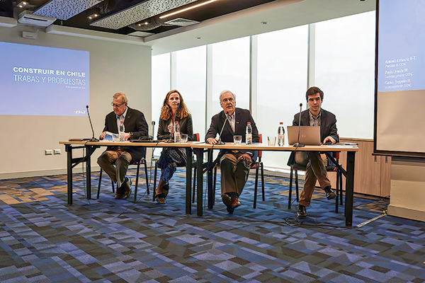 <p>Carlos Zeppelin, vicepresidente; Paula Urenda, gerenta general; Antonio Errázuriz, presidente, y Nicolás León, gerente de estudios y políticas públicas de la Cámara Chilena de la Construcción.</p>