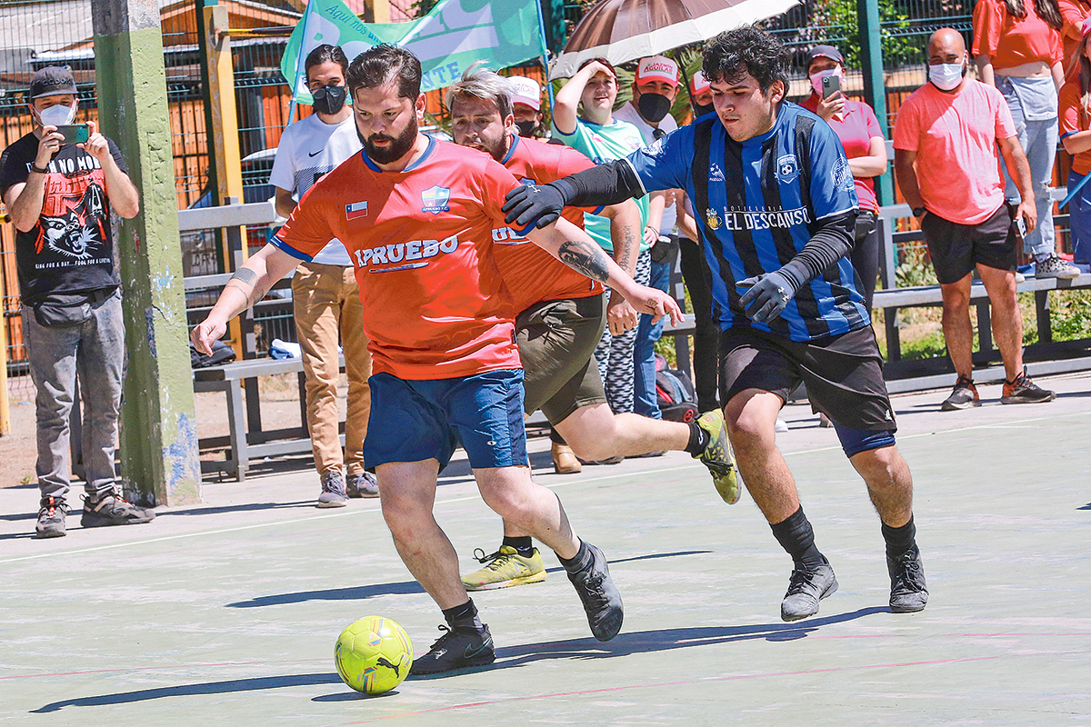 <p>Autonomistas, el equipo de fútbol de los ministros Pardow y Grau y del Presidente Boric</p>