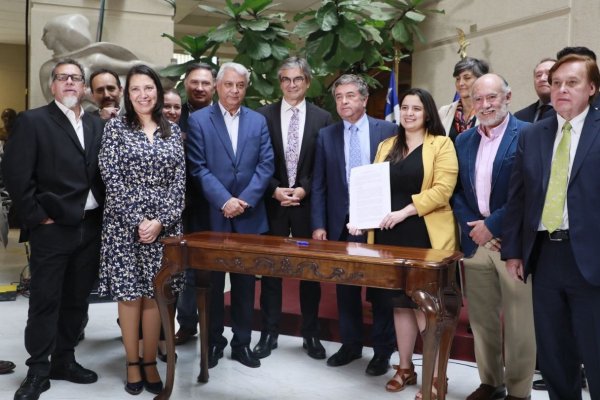<p>Gobierno y Congreso alcanzan acuerdo por el Presupuesto 2023: más inversión pública, agilizar PGU y fondos para desempleo</p>