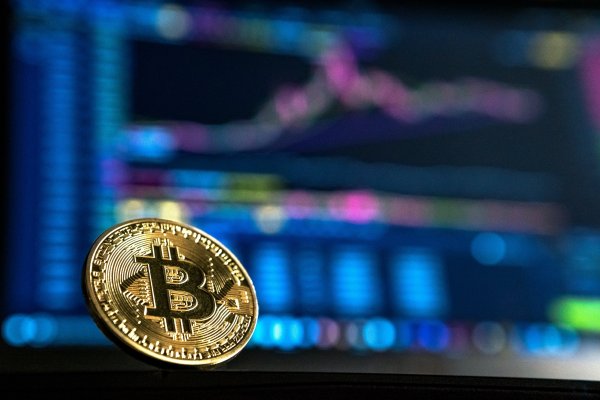 <p>Bitcoin retoma los US$ 17.000 con el respaldo de Binance, tras su peor semana desde junio</p>