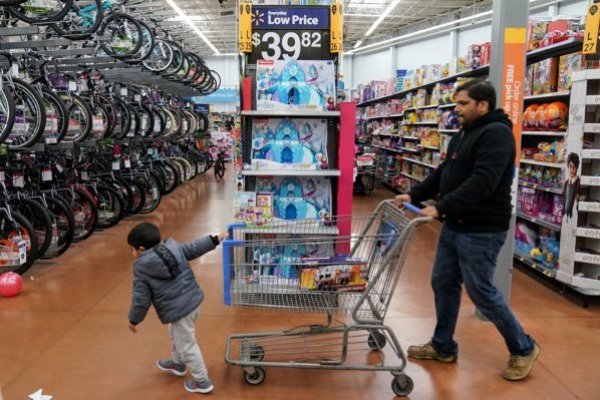 Walmart prevé una menor caída de ganancias anuales y anuncia una recompra de acciones