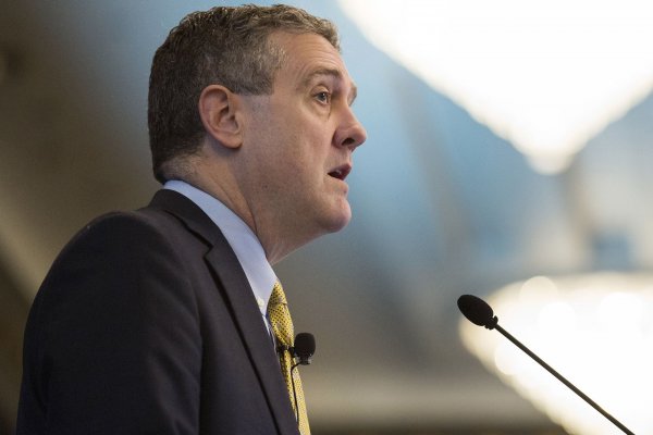 Bullard sube su estimación del "mínimo" al que deberían aumentar las tasas de la Fed