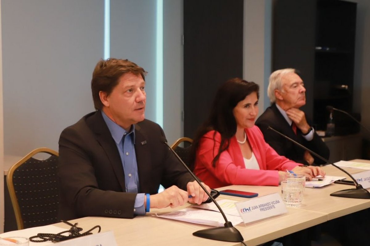 <p>Nueva mesa de la CChC pide mejorar alianza "privada-privada" y destrabar financiamiento a empresas</p>
