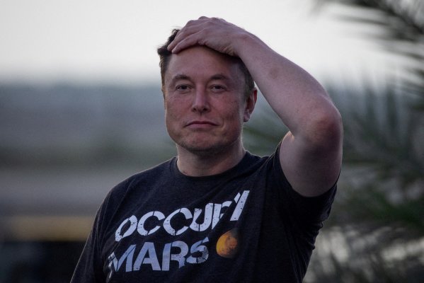 Acuerdo de compra de Twitter aún enfrenta escrutinio de EEUU, mientras Musk celebra uso pese a estampida de ingenieros