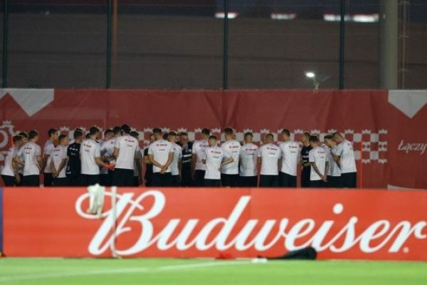 Los millonarios costos para Budweiser tras la prohibición de Qatar de venta de cervezas en los estadios