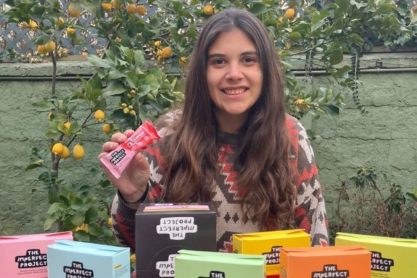Emprendimiento que transforma alimentos descartados por estética en snacks prueba piloto en EEUU
