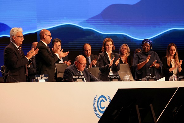 <p>Los delegados aplauden mientras el presidente de la COP27 , Sameh Shoukry, pronuncia una declaración durante la sesión plenaria de clausura de la cumbre climática de la COP27. Foto: Reuters </p>