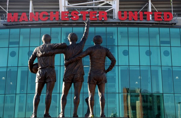 Ya que todos miran a Qatar, el propietario del Manchester United evalúa venta del club de fútbol