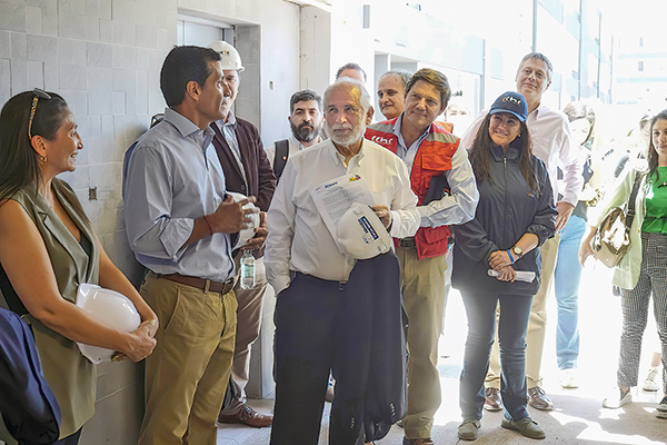 <p>El ministro de Vivienda (al centro) Carlos Montes, anunció proyectos del Programa de Integración 2022.</p>