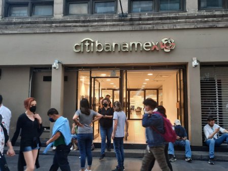 Carlos Slim se retira de puja por Citibanamex tras mutuo acuerdo y deja en carrera a dos firmas