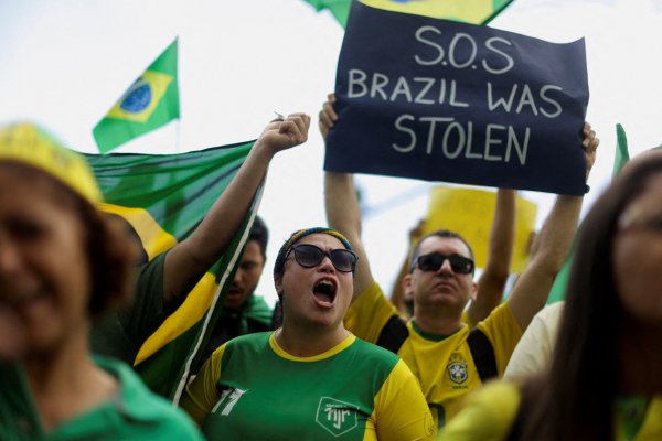 Los fanáticos de Brasil en Qatar se deshacen de la "verdeamarela" manchada por la política