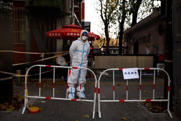 China marca un récord en contagios diarios de Covid y las restricciones provocan compras de pánico en Beijing