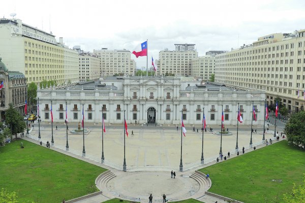 Gasto público se frena y registra caída de 30% en el décimo mes