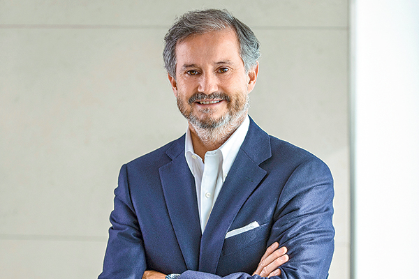Luego de 30 años en Carey, Claudio Lizana anuncia su salida y lanza estudio propio