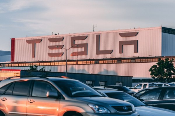 Tesla amplía línea de vehículos y entrega su primer camión eléctrico en Estados Unidos