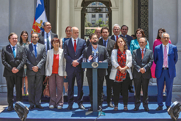 <p>El Presidente Boric esperó el fallo junto a representantes de los otros poderes del Estado. Foto: Agencia UNO</p>