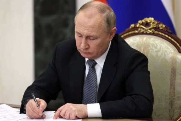 Putin prorroga por un año la prohibición a inversores extranjeros de vender acciones de empresas rusas