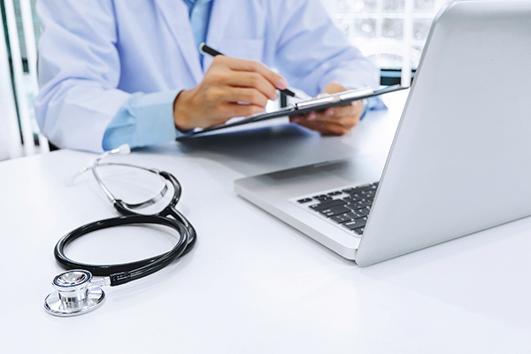 <p>Fiscalía Oriente ordenó detención de 29 médicos extranjeros acusados de emisión de licencias fraudulentas</p>