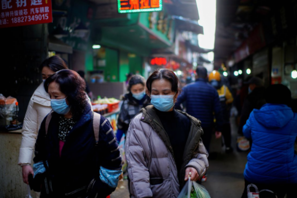 <p>China alivia las restricciones y permitirá a contagiados leves o asintomáticos de Covid-19 hacer cuarentena en su domicilio</p>