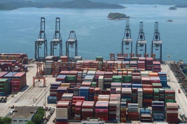 <p>El comercio de China sufre la peor caída en dos años y medio</p>