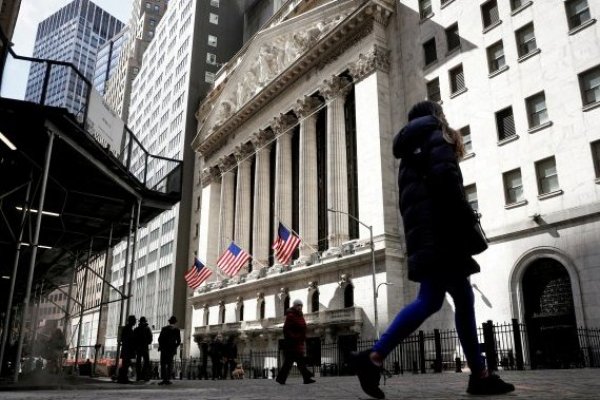 <p>Wall Street cierra al alza y a la espera de reuniones de la FED y el BCE</p>