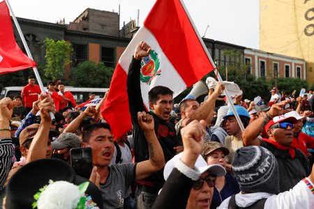 Perú: se intensifican las protestas con bloqueos a Las Bambas y a planta del Grupo Gloria