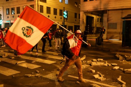 Fitch: crisis política en Perú podría llevar al populismo fiscal y expansión de gasto