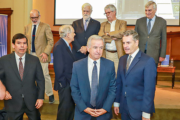 <p>Un seminario de Economía UC reunió a todos los jefes de la billetera fiscal entre 1990 y 2019. Foto: Julio Castro</p>