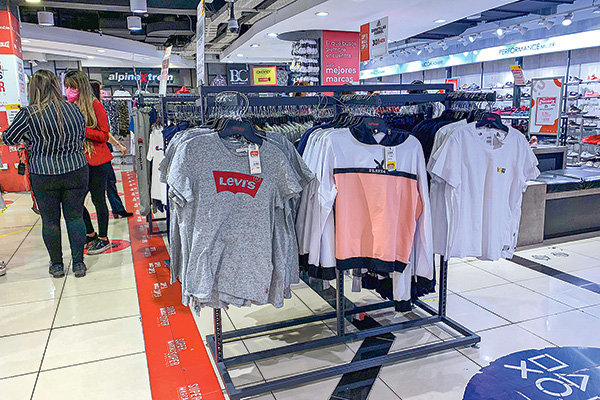 <p>Sernac presenta demanda colectiva contra La Polar por ropa falsificada y falta de información a consumidores</p>