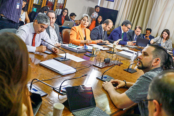 Gobierno y diputados se enfrentan por informes y datos de impacto de reforma de pensiones