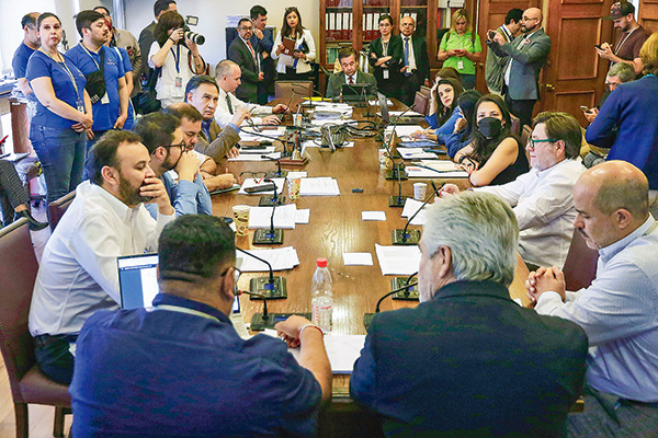 <p>Más allá de los salarios: los otros puntos que considera el proyecto de reajuste del sector público</p>