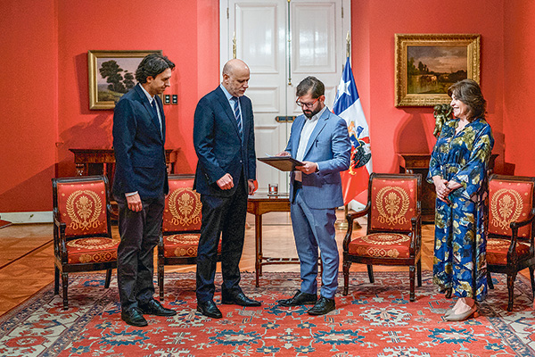 <p>El Presidente Boric recibió ayer de manos de los presidentes de la Cámara y del Senado, Vlado Mirosevic y Alvaro Elizalde, el texto acordado. Foto: Presidencia</p>