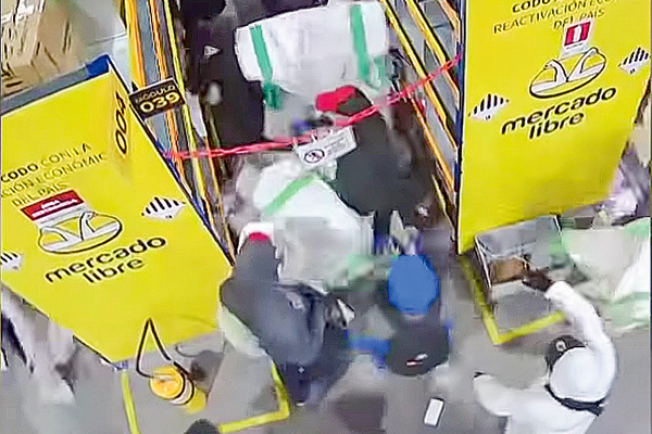 Violento robo en centro de Mercado Libre en Renca dejó nueve trabajadores heridos