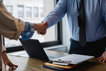Fusiones y adquisiciones de empresas en Perú se frenarán en 2023 por riesgo político