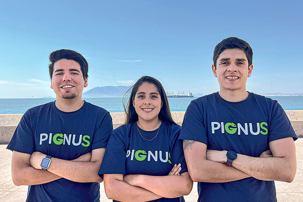 <p>Felipe Sanhueza, Kattina Orellana, Ricardo Pizarro, equipo fundador de Pignus. </p>
